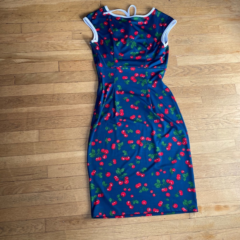 Cherry Keyhole pinup dress - Picture 2 of 3